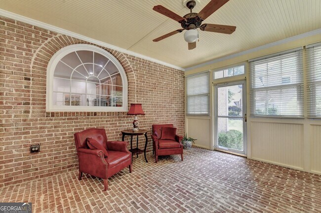 Building Photo - 8910 Pinehurst Cove