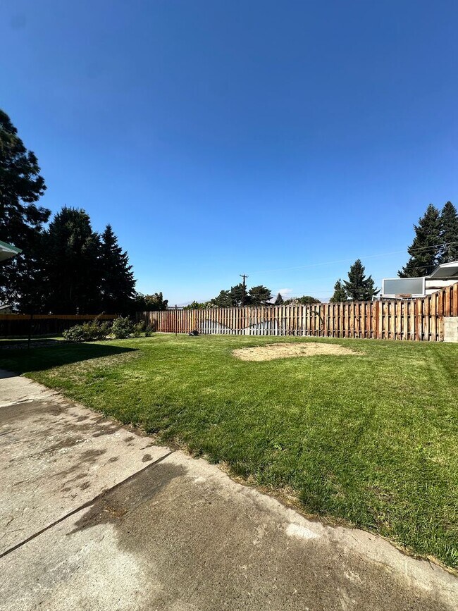 Building Photo - 3 Bedroom 1 Bath home * Owner Updates $600 OFF FIRST MONTHS RENT