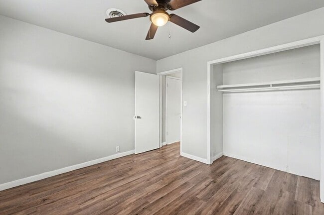 Building Photo - 704 W Oak St