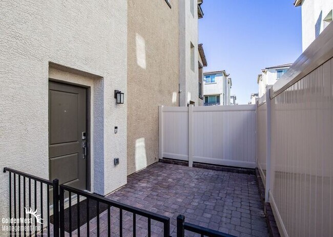 Building Photo - Cozy 2Bdm 2Ba Townhome with Community Pool...