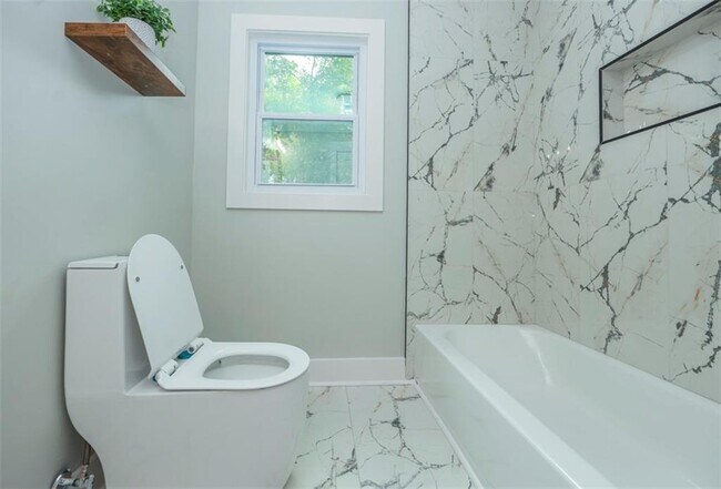 Building Photo - 2908 N Hills Dr NE