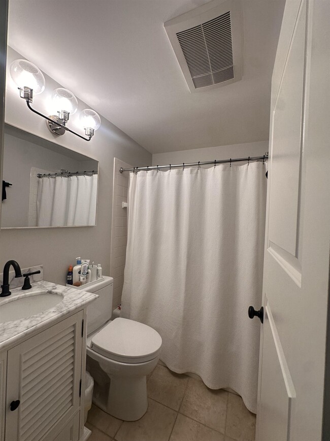 Building Photo - 121 Upper Bay Rd