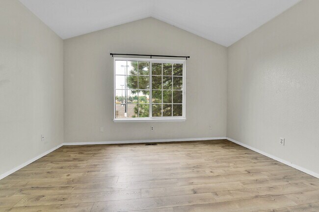 Building Photo - $2,000 - 2 Bed, 2.5 Bath End Unit in Auror...