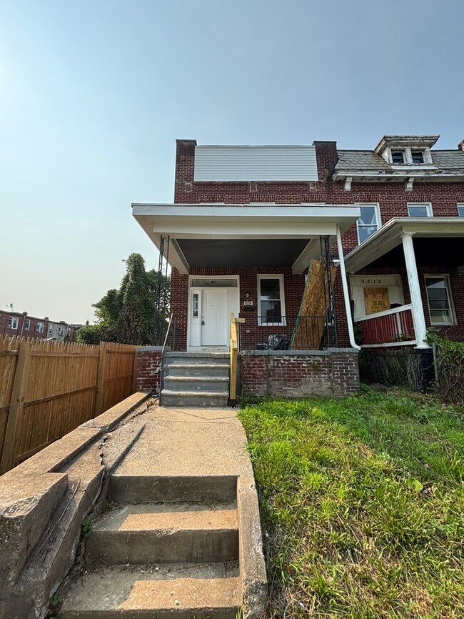 Building Photo - 5 bedroom townhome
