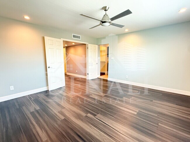 Building Photo - 811 E Chilton Dr