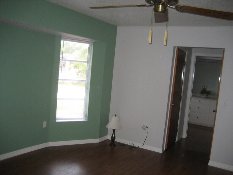 Building Photo - 13231 Windcrest Dr