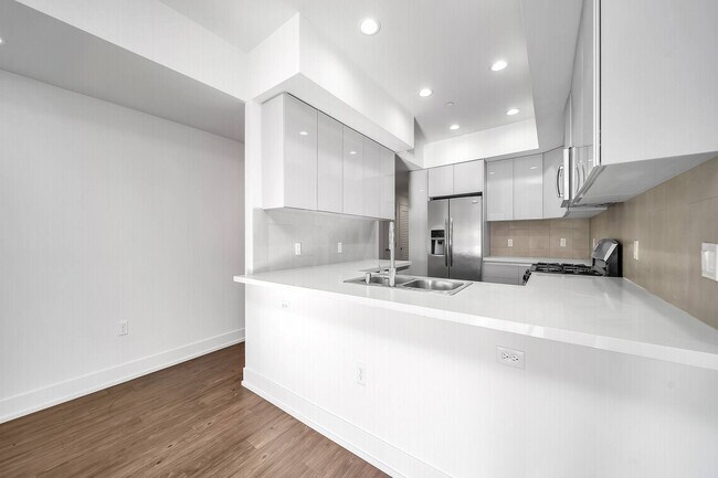 2BD, 2BA Kitchen - 2028 S Bentley