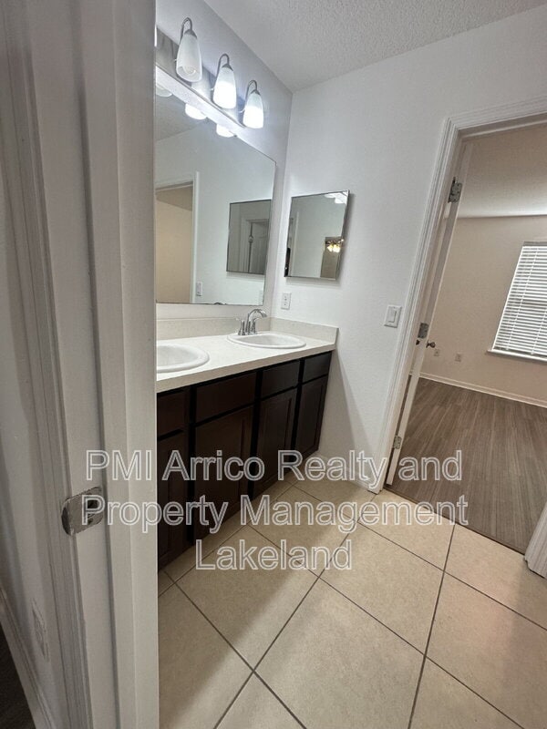 Building Photo - 3848 Exeter Ln