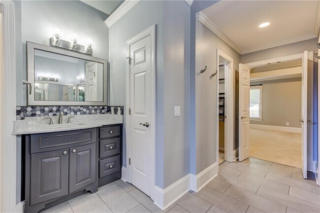 Building Photo - 2745 Lenox Rd NE