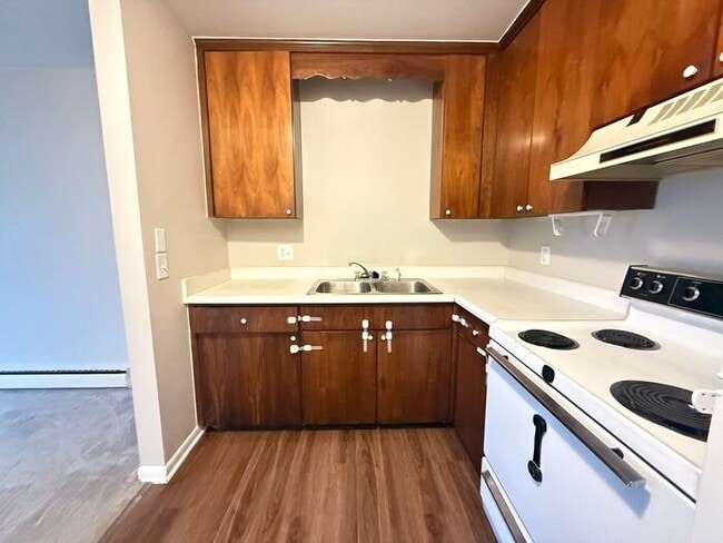 Building Photo - Remodeled 1 Bedroom Apartment!!! Walk to t...