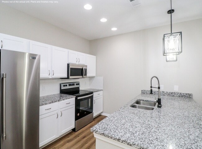 Building Photo - 3BD/3BA Available for Early August Move In