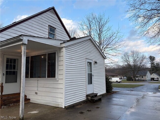 Building Photo - 1550 Chapman Dr