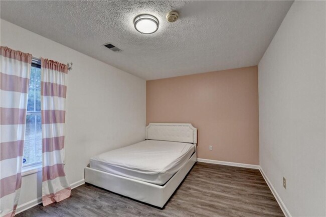 Building Photo - 235 Ruby Forest Pkwy