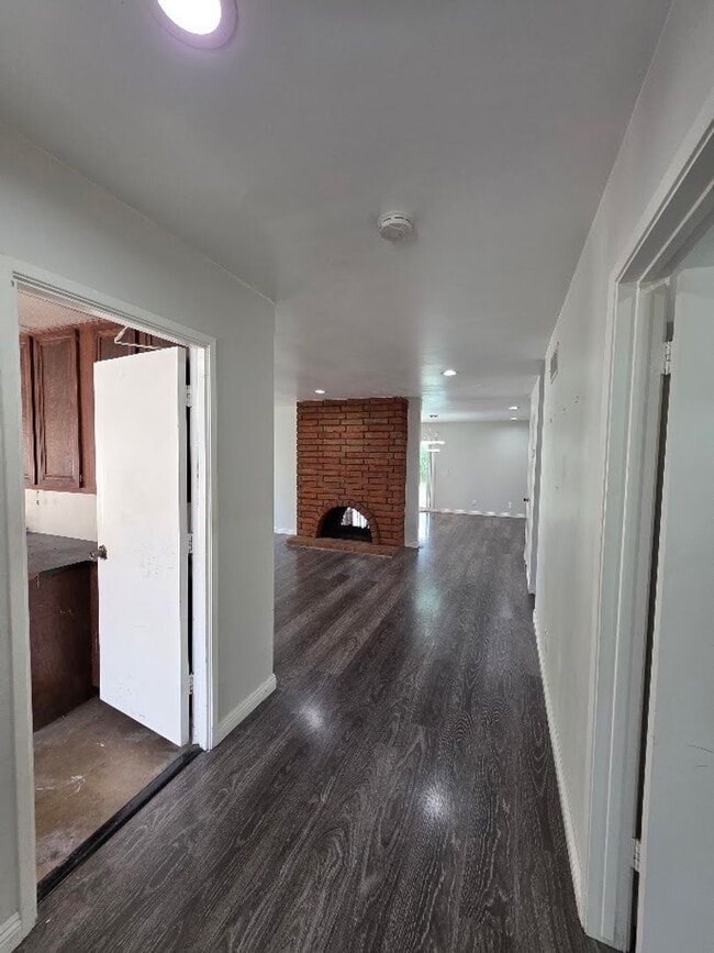 Building Photo - SPACIOUS 4BD/2BA WITH GARAGE, LAUNDRY AND ...
