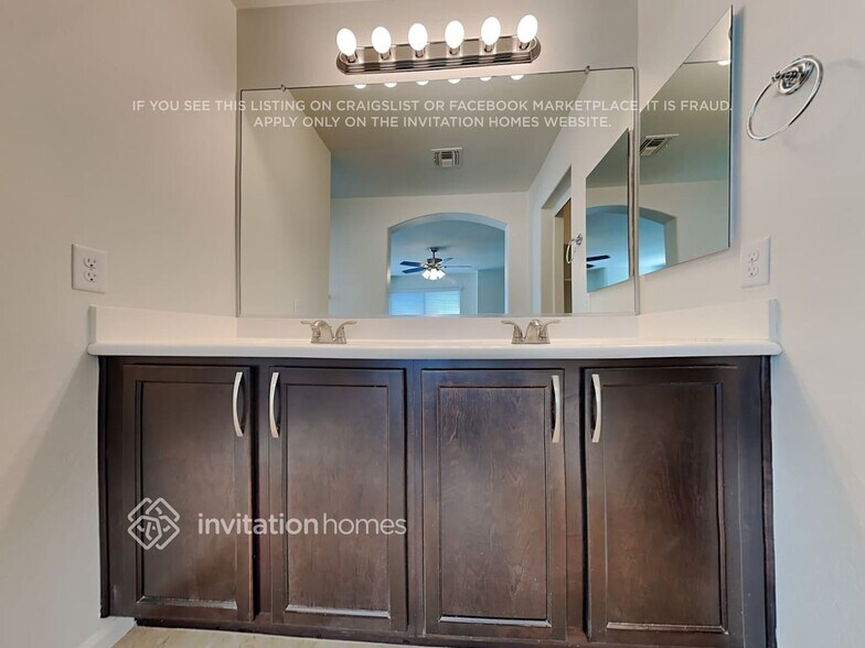 Building Photo - 1443 S Ponderosa Dr