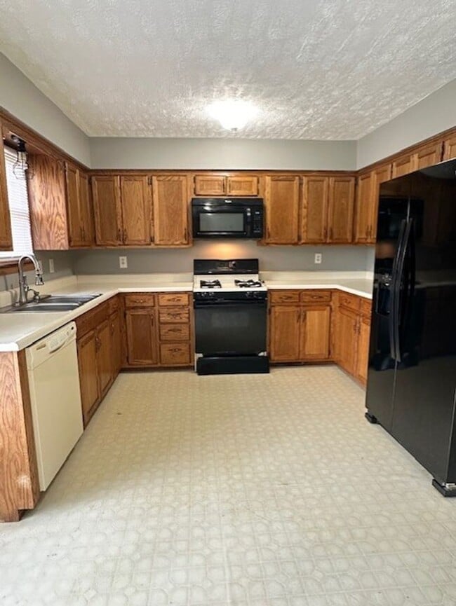 Building Photo - Walnut Grove House 3 Bedroom 1 Bath + covered car port!