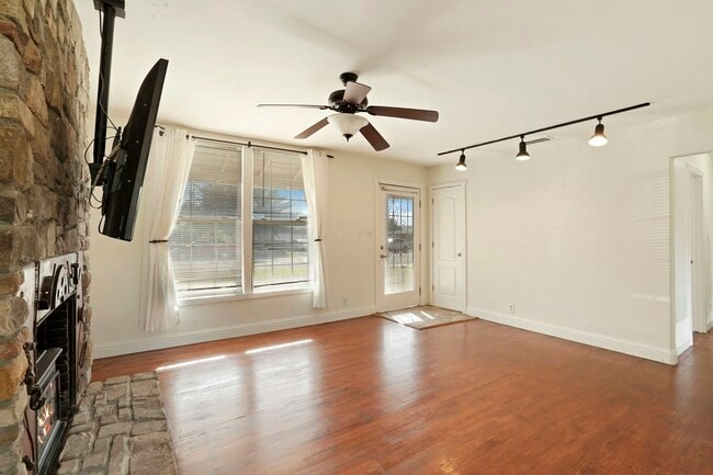 Building Photo - 451 Marengo Ave