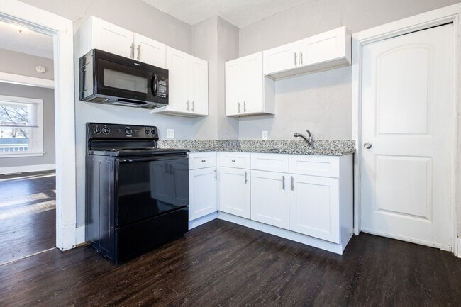 Building Photo - Cozy Single-Family Home with Spacious Back Yard!