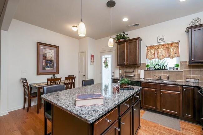 Building Photo - 1645 Townview Ln