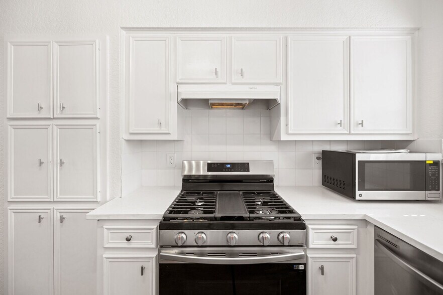 Building Photo - 917 Garden View Dr