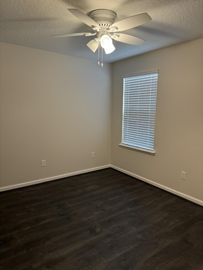 Building Photo - 3 Bedroom 2.5 Bath townhome in Durbin