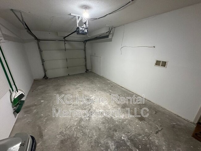 Building Photo - 8640 N Hull Ave