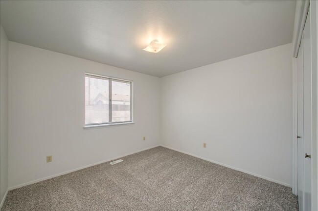 Building Photo - Charming 2 Bed, 1 Bath Duplex – Prime Bois...