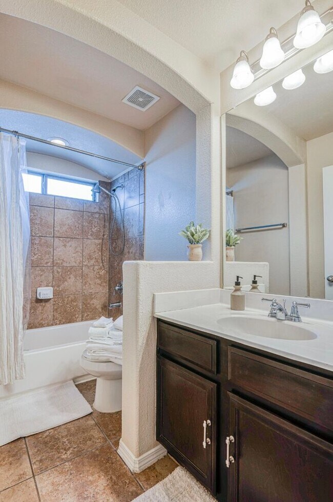 Building Photo - Westside area for Short or Long Term Rental (Completely Furnished) Beautiful 3 bed/2.5 baths plus...