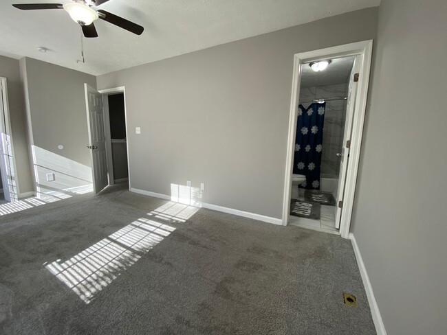 Building Photo - 3 Bedroom, 2 Full + 2 Half Bath Townhome i...