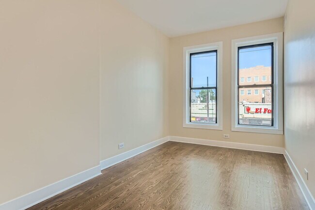 Building Photo - 7048 N Clark St