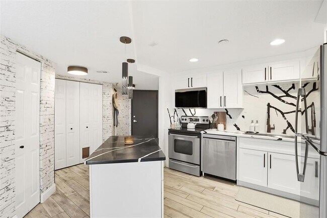 Building Photo - 400 E Colonial Dr