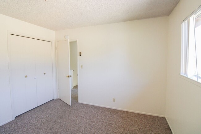 Building Photo - 2 Bedroom Townhouse Style Apartment with Private Fenced Patio