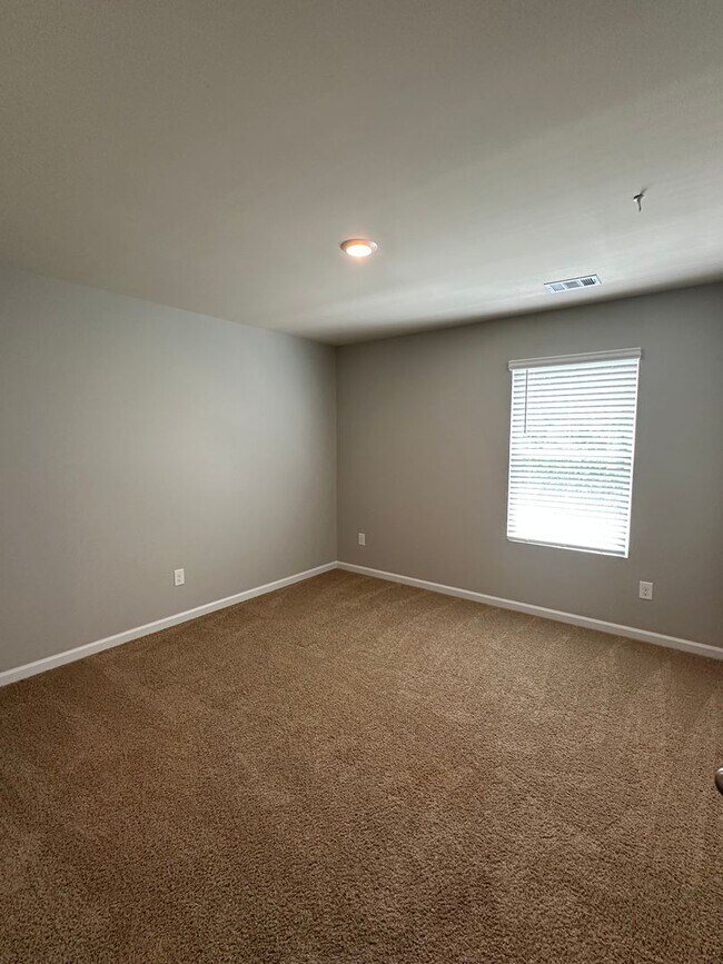 Building Photo - 4 Bedroom home in Gainesville!