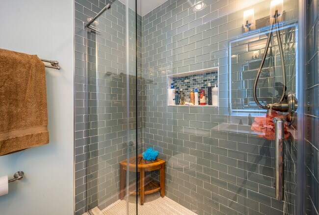 Building Photo - Charming Townhome with Unbeatable Amenities