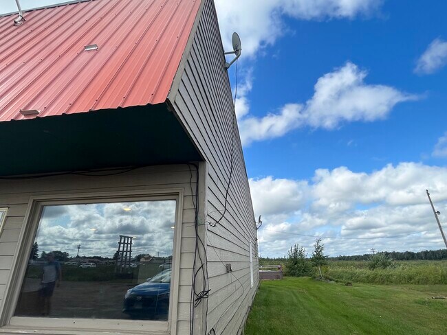 Building Photo - 409 Meadow Dr