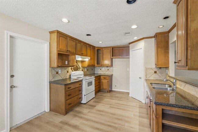 Building Photo - 810 Sunnybrook Ln