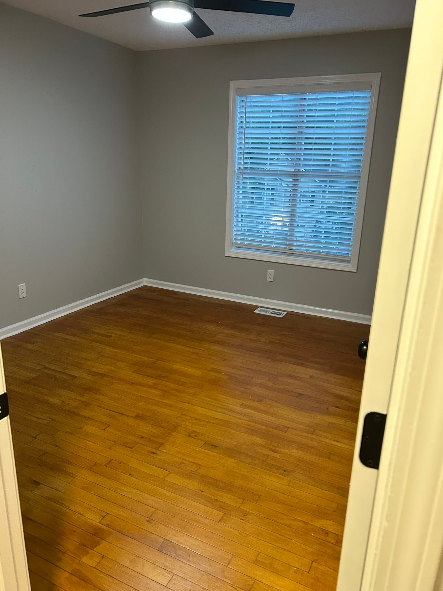 Duplex Upper Level Rental- Bedroom2 - 345 Ashland Manor Dr