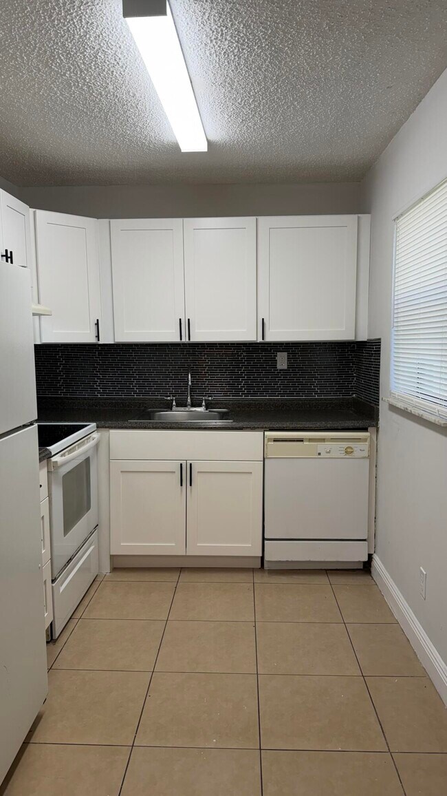 Building Photo - 410 Meadows Cir