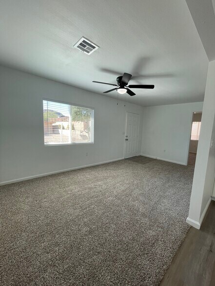Building Photo - 1529 E Sunnyside Dr