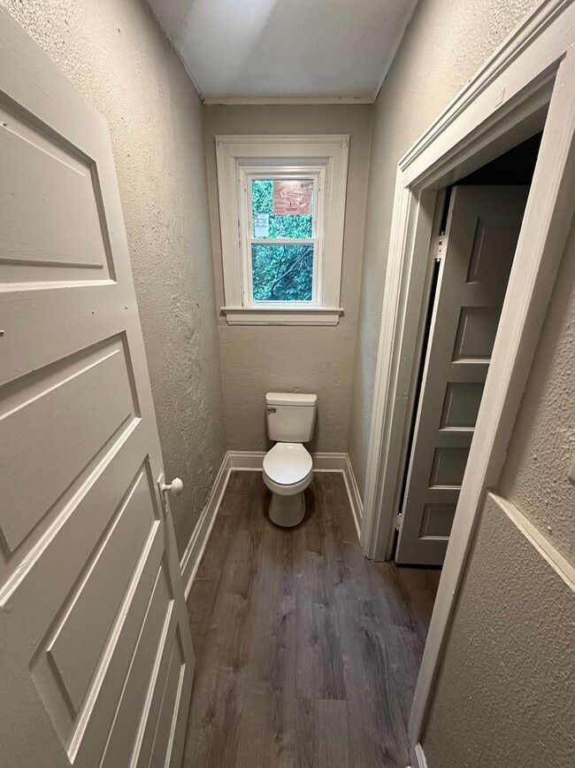 Building Photo - Beautiful Spacious 2 Bedroom Apt. Upstairs Unit in Duplex