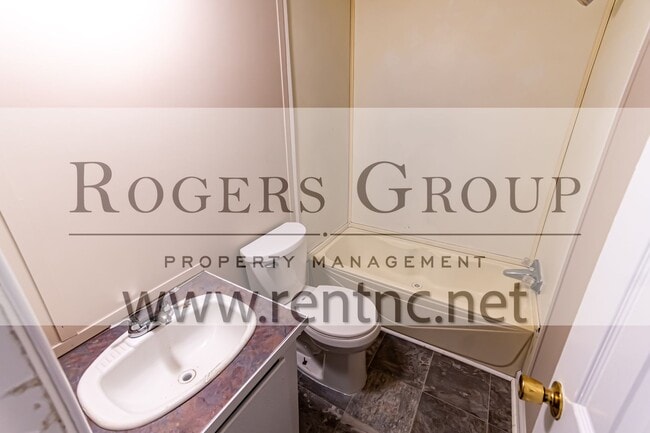 Building Photo - 2 Country Ln