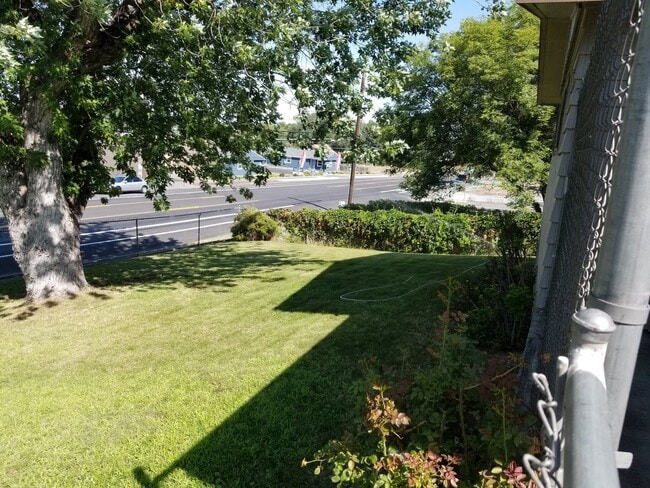 Building Photo - FREE DECEMBER RENT - New Interior Paint/ 1637 Sq Ft