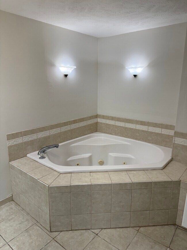 Building Photo - 1002 B St