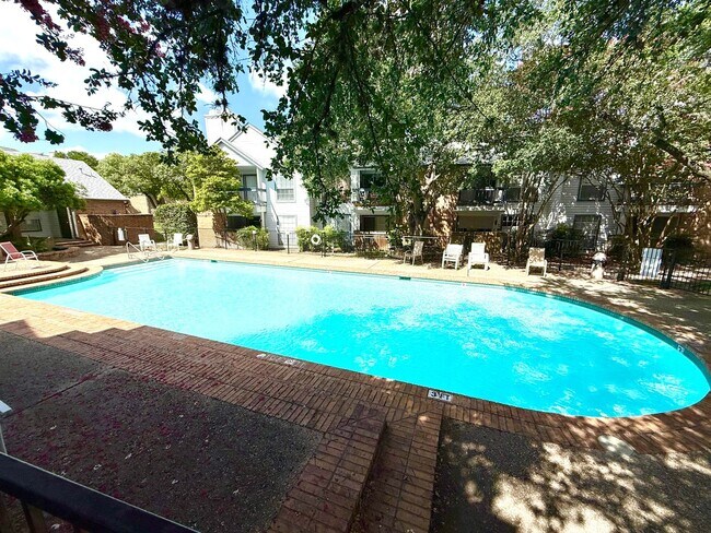 Building Photo - AVAILABLE NOW! 3rd Floor 1 Bedroom / 1 Bat...