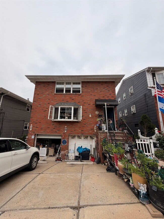 Building Photo - 5215 Meadowview Ave