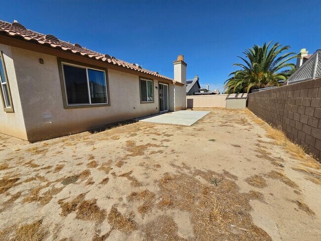Building Photo - New Listing!