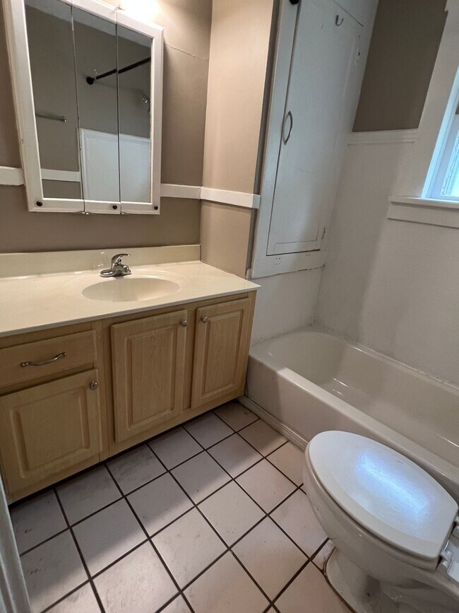 Building Photo - 3 bedroom/1 bathroom house