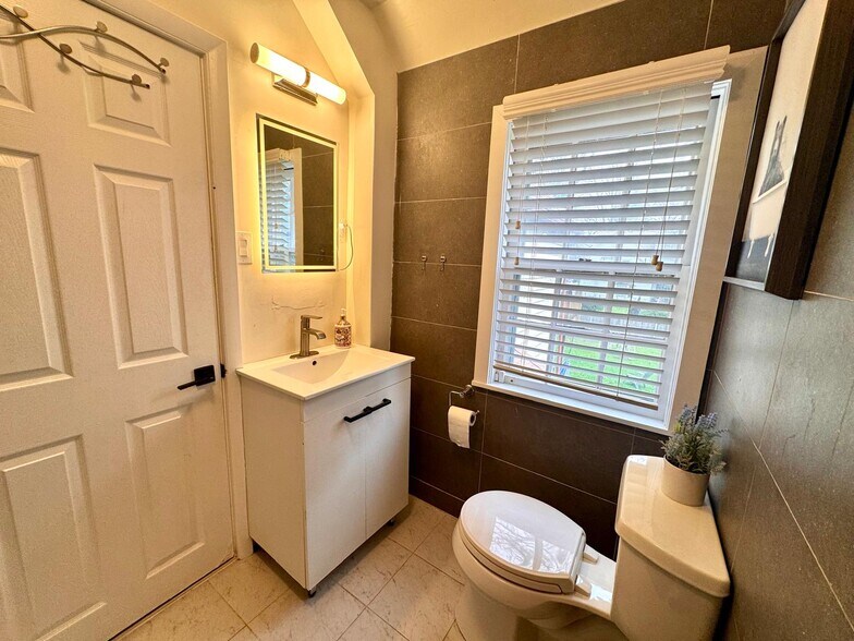 Building Photo - 611 Harvard Rd