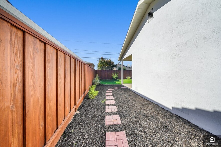 Building Photo - 25579 Calaroga Ave