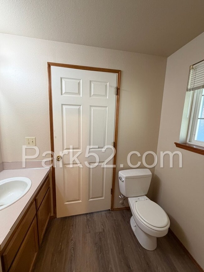 Building Photo - 2 Bedroom Townhome in Gig Harbor - New Flooring!